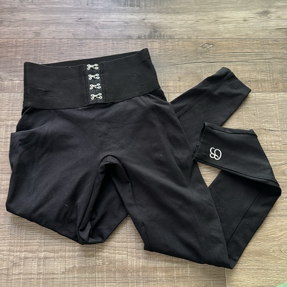 Bombshell Sportswear Waist Cincher Leggings - Picture 5 of 5